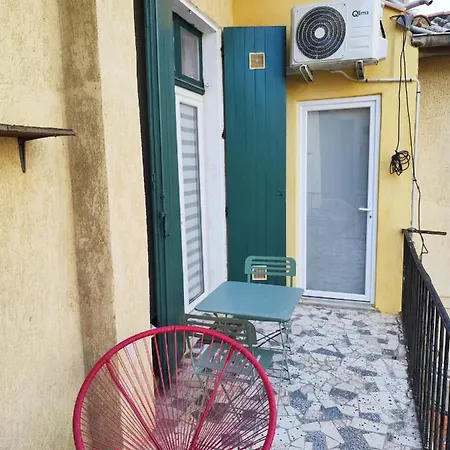 Bright And Modern 3-bedroom Apartment, 90m2 With Air Condition, In شقة بزييه